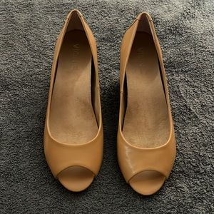 Vionic: Proud Bria Wedge (Caramel)